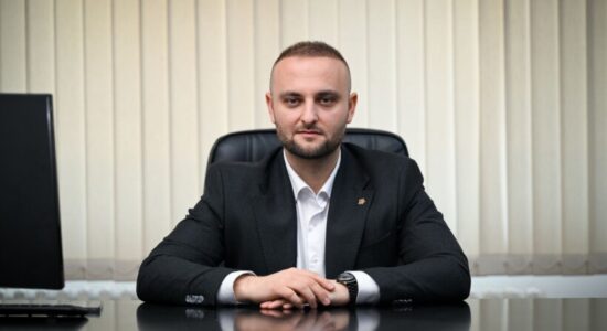 (VIDEO) Muamer Seferi emërohet drejtor i ndërmarrjes “Parqe dhe Gjelbërime”