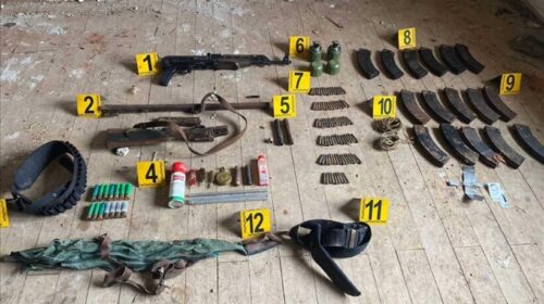 Policia e Kosovës gjen armë, municion dhe granata dore në një shtëpi të braktisur në Zveçan