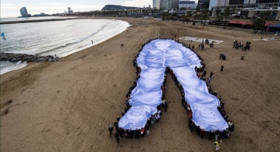 Portret gjigant ekspozohet në Barcelonë në nder të vogëlushes palestineze Hind Rajab të vrarë nga Izraeli