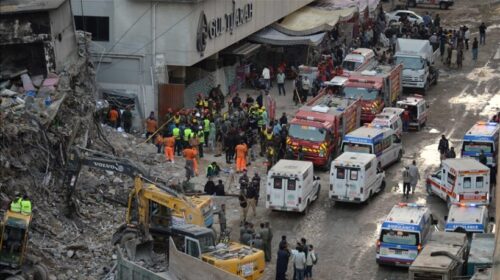 Pakistan, rritet në 60 numri i viktimave nga zjarri në një qendër tregtare në Karaçi