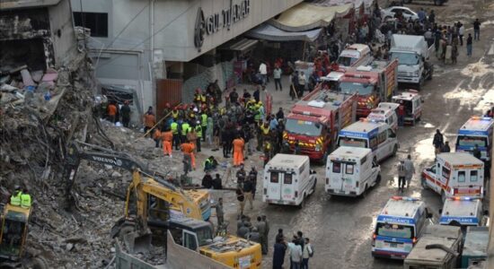 Pakistan, rritet në 60 numri i viktimave nga zjarri në një qendër tregtare në Karaçi