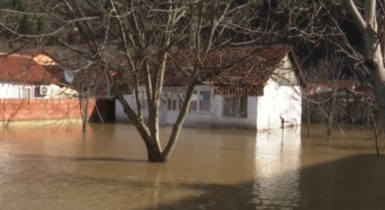 (VIDEO) Mobilizim për të pastruar oborret e bodrumet e përmbytura
