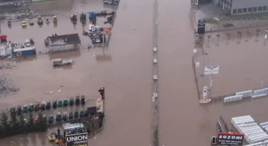 Bllokimi i rrugës Prishtinë-Ferizaj për shkak të reshurave – pamje nga droni