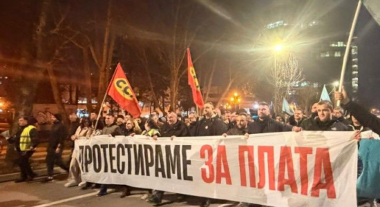 Protestojnë punëtorët: Rroga minimale të jetë 600 euro, të ulen pagat e funksionarëve