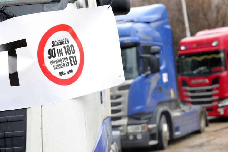 Komunikacioni ngarkues për të tretën ditë i bllokuar  nëse nuk ka zgjidhje do të ndalet edhe transporti ndërkombëtar i autobusëve