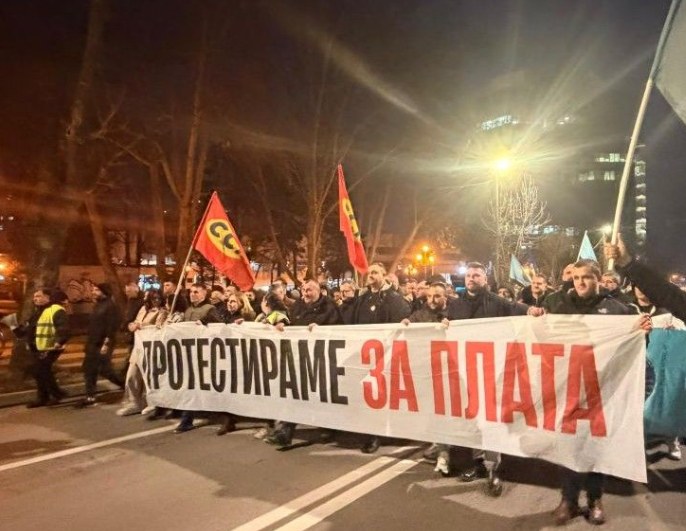 Protestojnë punëtorët: Rroga minimale të jetë 600 euro, të ulen pagat e funksionarëve