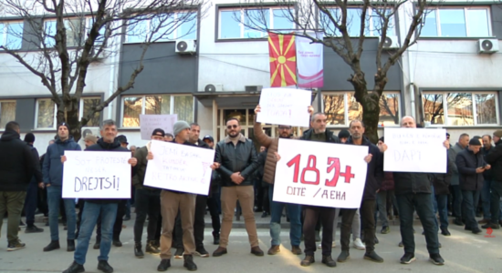 (VIDEO) Protestë në Tetovë kundër pagesës së dyfishtë të tatimit