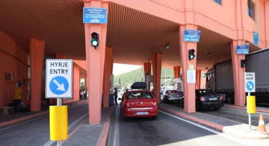 Digjet automjeti në vendkalimin kuftiar në “Qafëthanë”