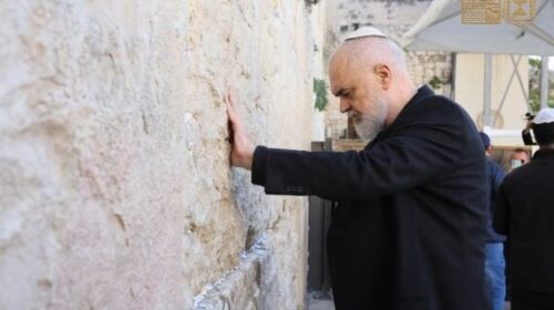 Rama “vajton” te muri në Jerusalem: Uroj që Zoti t’i dërgojë forcën e paqes këtij qyteti