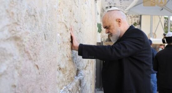 Rama “vajton” te muri në Jerusalem: Uroj që Zoti t’i dërgojë forcën e paqes këtij qyteti
