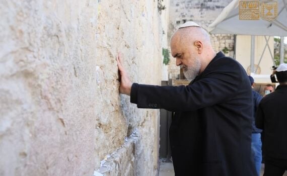 Rama  vajton  te muri në Jerusalem  Uroj që Zoti t i dërgojë forcën e paqes këtij qyteti