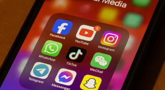 Franca do ta ndjek shembullin e Australisë për rrjetet sociale