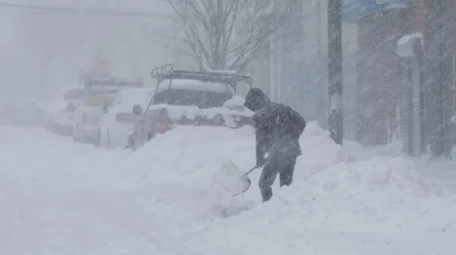 Stuhi dimërore e rrezikshme përfshin SHBA-në, shtatë të vdekur dhe mijëra pa energji elektrike