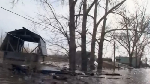 (VIDEO) Situata me përmbytjet vazhdon të jetë kritike, në Kërçovë 120 persona janë strehuar në sallën e sportit