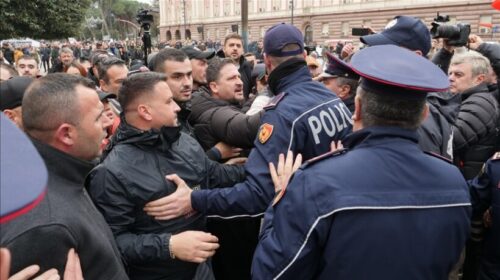 Shqipëri, mbahet protestë antiqeveritare
