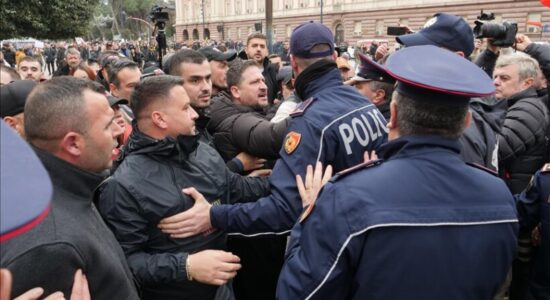 Shqipëri, mbahet protestë antiqeveritare