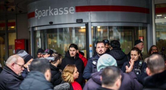 Skandali në bankën Sparkasse në Gjermani: Viktimat thonë se turqit dhe arabët u grabitën qëllimisht
