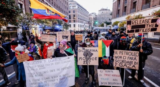 Protesta në Romë kundër politikës amerikane në Venezuelë dhe sulmeve izraelite në Gaza