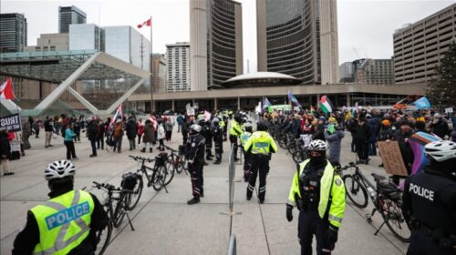 Shpërthejnë përleshje në Toronto, tubimi anti-imigracion dhe kundër-demonstrata përfundojnë me 11 të arrestuar