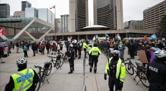 Shpërthejnë përleshje në Toronto, tubimi anti-imigracion dhe kundër-demonstrata përfundojnë me 11 të arrestuar