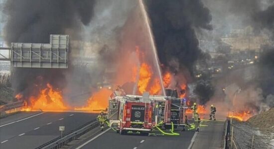 Shoferi i kamionit humbi jetën në një aksident të rëndë autostrade në Slloveni