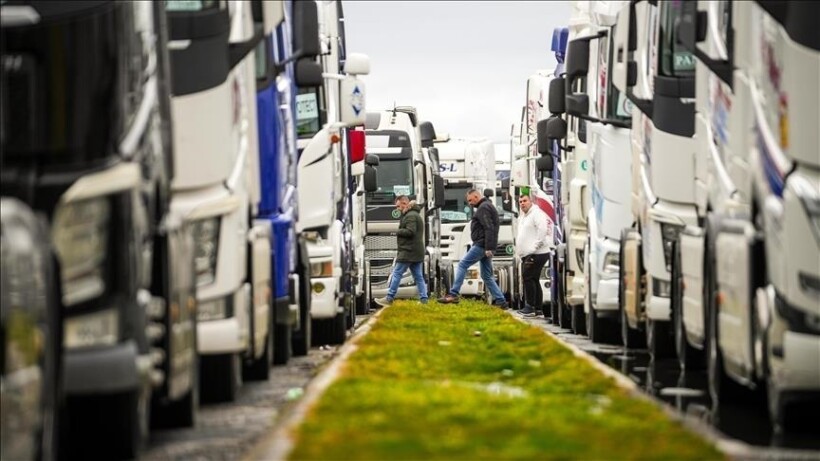 Transportuesit në RMV ndërpresin protestën, KE miraton strategji të re për vizat
