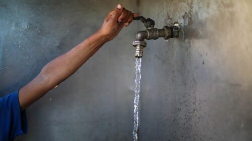 Të paktën 10 të vdekur në Indinë qendrore pas konsumimit të ujit të ndotur