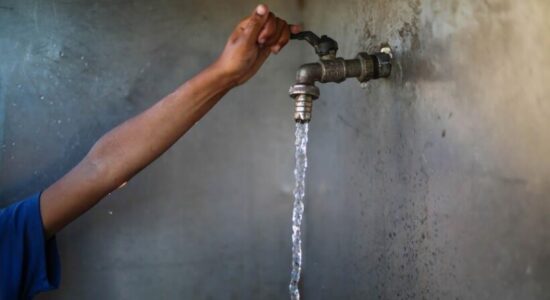 Të paktën 10 të vdekur në Indinë qendrore pas konsumimit të ujit të ndotur