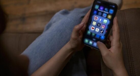 Kryeministri finlandez mbështet ndalimin e përdorimit të medias sociale për fëmijët nën 15-vjeç