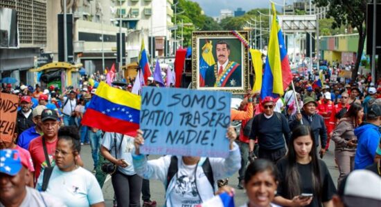 Mijëra njerëz marshojnë në Venezuelë duke kërkuar lirimin e presidentit të kapur Maduro