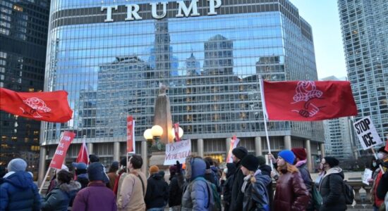 Protestuesit në Chicago marshojnë drejt Trump Tower kundër politikës ndaj Venezuelës dhe masave ndaj imigracionit