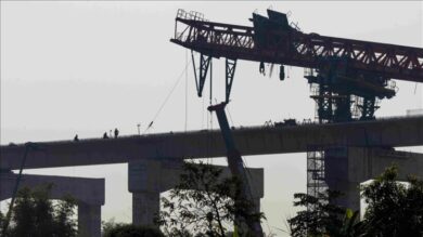 Dy persona humbën jetën dhe pesë të tjerë u plagosën të enjten pasi pjesë të një vinçi ndërtimi ranë mbi një rrugë në provincën qendrore Samut Sakhon të Tajlandës, duke goditur automjetet që kalonin poshtë, thanë autoritetet, raporton Anadolu. Sipas gazetës Bangok Post, incidenti ndodhi pak pas orës 09:00 sipas kohës lokale në rrugën Rama II, një arterie kryesore që lidh Bangkokun me Tajlandën jugore. Aksidenti ndodhi një ditë pasi një vinç ndërtimi u shemb mbi një tren pasagjerësh në provincën Nakhon Ratchasima në verilindje të Tajlandës, duke shkaktuar vdekjen e të paktën 32 personave dhe plagosjen e 64 të tjerëve, raportuan mediat lokale. Inspektori i trafikut në stacionin policor Muang Samut Sakhon, Pol Lt Pirote Pinthip, tha se dy viktimat u shpallën të vdekur në vendngjarje, ndërsa pesë të tjerët pësuan lëndime dhe u dërguan në spital. Pjesët e vinçit që ranë ishin pjesë e një projekti ndërtimi të një ure të autostradës dhe u rrëzuan mbi dy automjete që po lëviznin poshtë. Policia dhe ekipet e shpëtimit u dërguan në vendngjarje për të vlerësuar dëmet. Autoritetet siguruan zonën dhe mbyllën disa korsi në të dy drejtimet si masë paraprake. Foto: AA