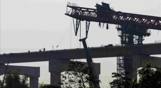 Tajlandë, 2 të vdekur dhe 5 të plagosur nga rënia e vinçit të ndërtimit në rrugë