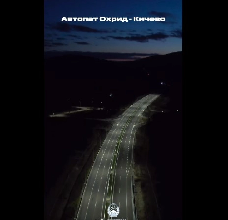 Nikolloski publikoi video të xhiruar natën nga autostrada Ohër   Kërçovë  ku tashmë 40 kilometra janë vënë në funksion