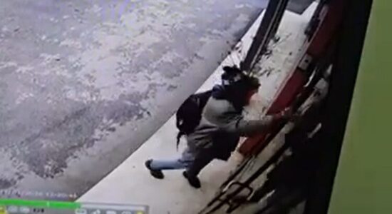 (VIDEO) Arrestohet shkupjani që theu xhamin e derës së Ambasadës së Bullgarisë