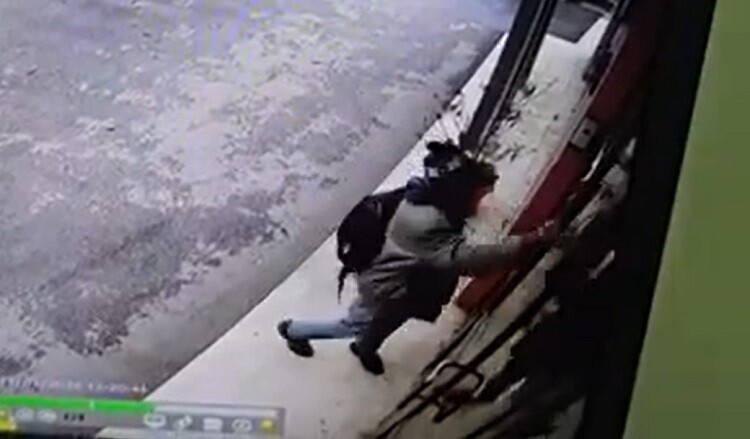  VIDEO  Arrestohet shkupjani që theu xhamin e derës së Ambasadës së Bullgarisë