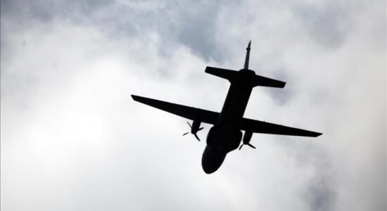 Zhduket një aeroplan indonezian me 10 persona në bord