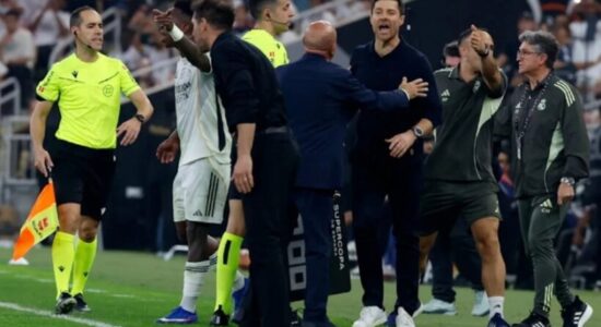 Xabi Alonso del në mbrojtje të Viniciusit, ‘godet’ Simeonen pas përplasjes verbale me brazilianin