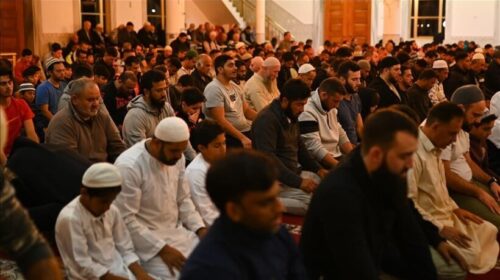 “Besimtarët kishin leje për namaz”: Policia e Australisë kërkon falje pas largimit me forcë të myslimanëve gjatë faljes