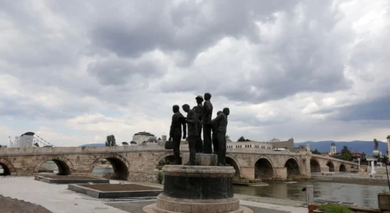 Mot i ndryshueshëm me vranësira dhe relativisht i ngrohtë