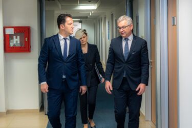 Magnus Brunner dhe Bekim Sali. Foto: MÇE