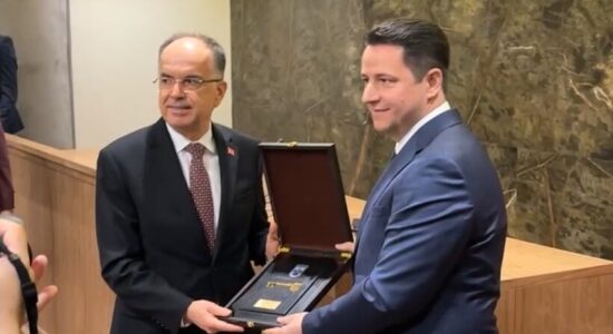 Presidenti Begaj në Gostivar, nderohet me “Çelësin e Komunës” nga Limani