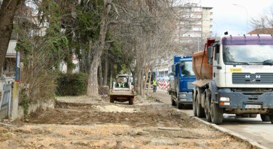Filloi rikonstruimi i rrugës “Ferid Murat” në Çair, premtime të reja edhe për zgjerimin e rrugës “Cvetan Dimov”