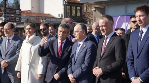 Presidenti Begaj vizitën e tij treditore në Maqedoni e nisi me Çairin dhe Çashkën