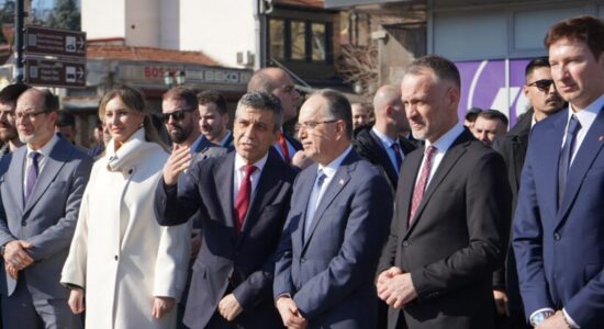 Presidenti Begaj vizitën e tij treditore në Maqedoni e nisi me Çairin dhe Çashkën