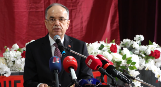 (VIDEO) Tetova “kuq e zi” mirëpret Presidentin Begaj: Të ruajmë gjuhën dhe të bëhemi misionarë të shqiptarisë