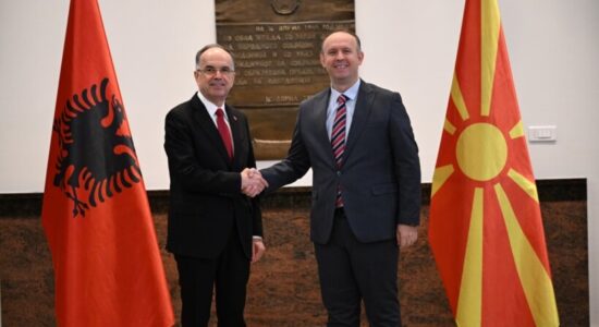 Gashi pret në Kuvend Presidentin Begaj,  riafirmohet partneriteti strategjik mes dy vendeve
