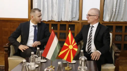 Bunfort: Maqedonia e Veriut padrejtësisht për 20 vjet “qëndron në rrethojën” e BE-së