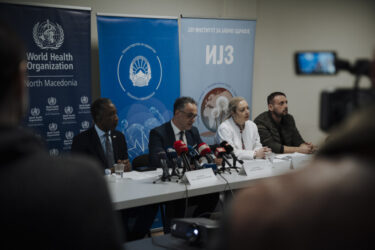 Ministri Azir Aliu dhe Akim Ali, përfaqësues i OBSH-së. Foto: Ministria e Shëndetësisë