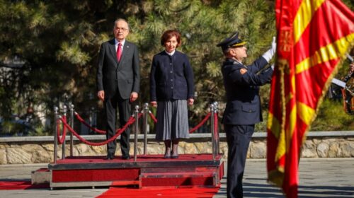 Filloi vizita zyrtare e presidentit të Shqipërisë, Siljanovska e priti me nderime të larta